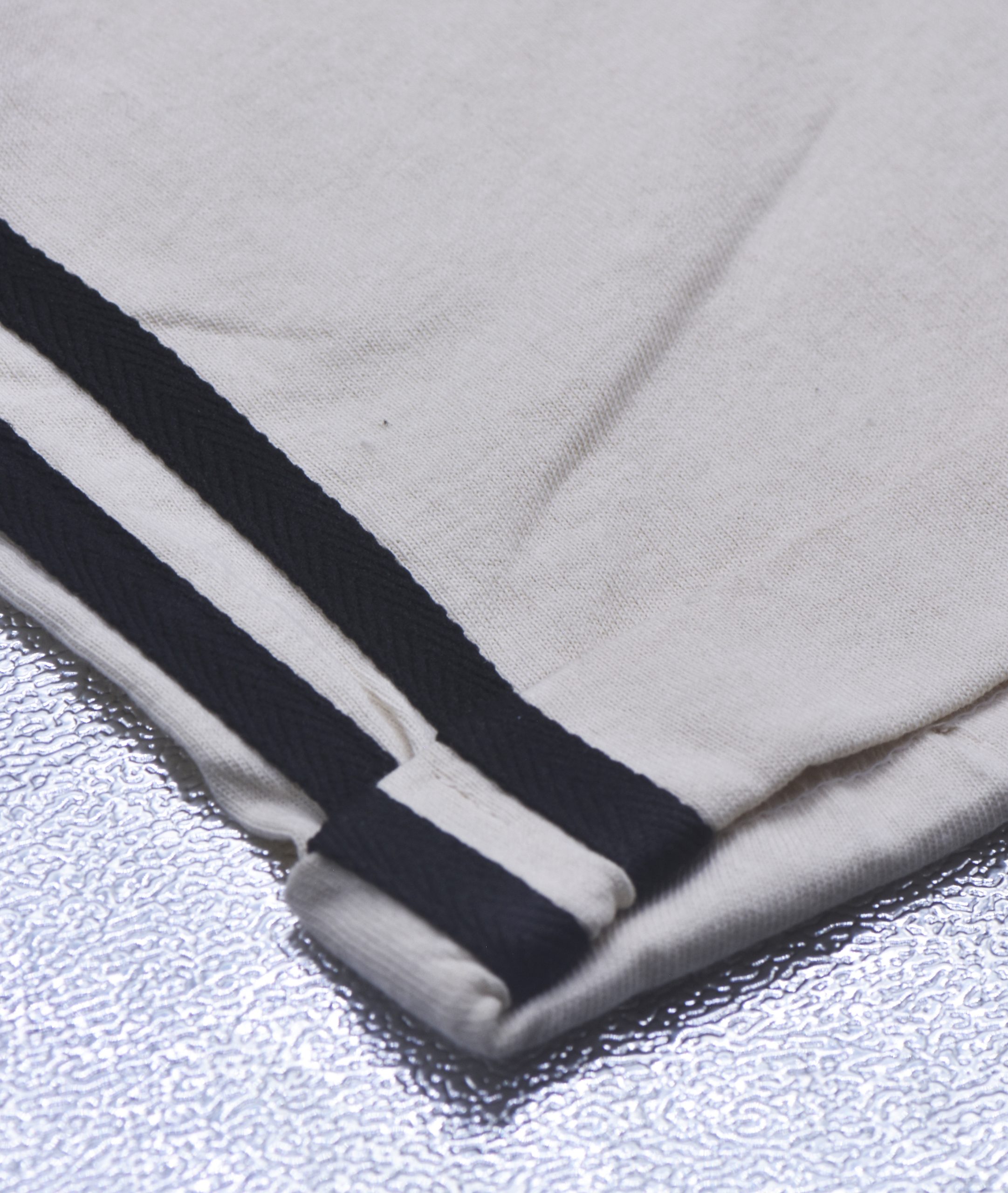 SHORT BEIGE POUR GARCON AVEC 2 BANDES NOIR – Image 3