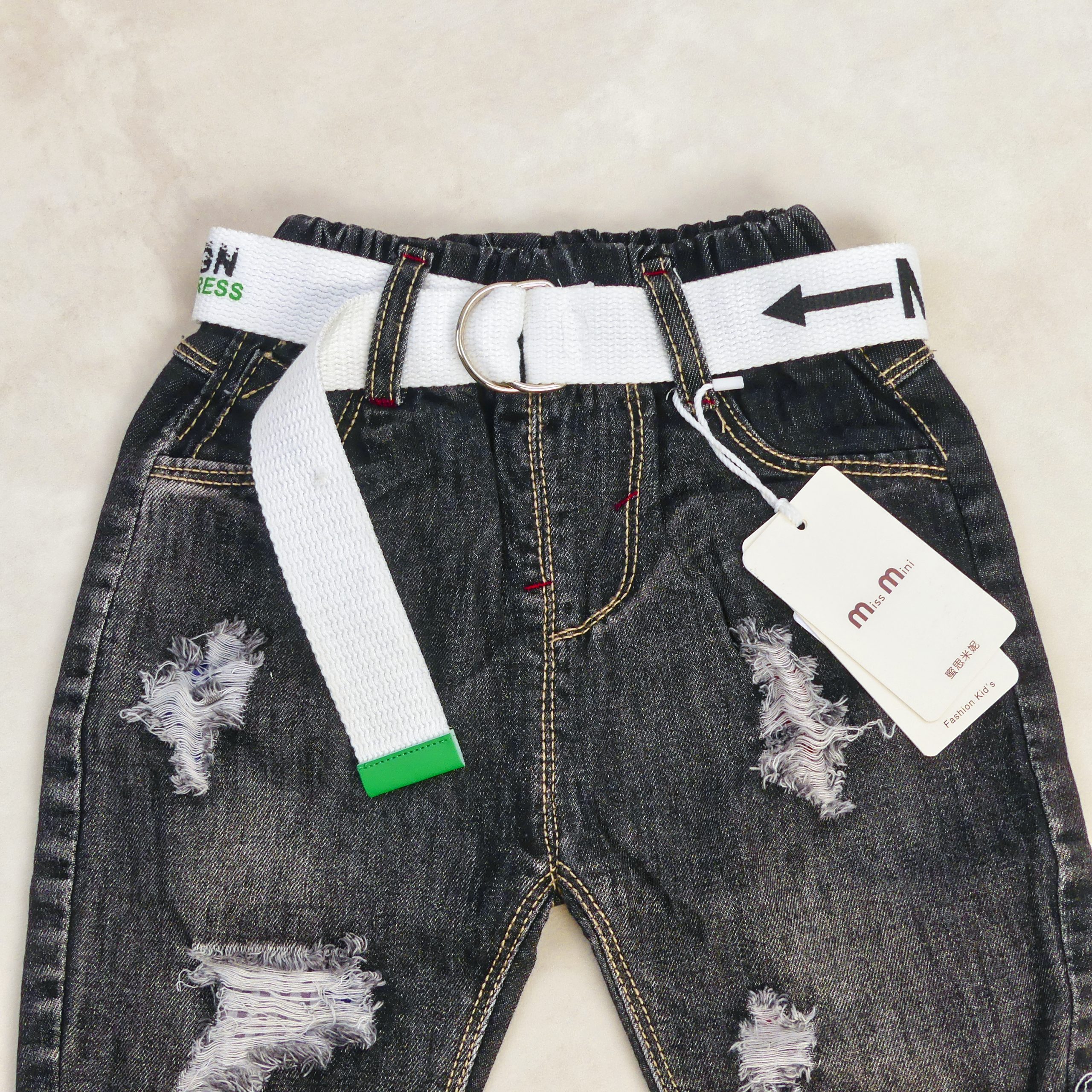 Pantacourt Jeans noir avec Bordure a carreau Bleu et rouge – Image 4