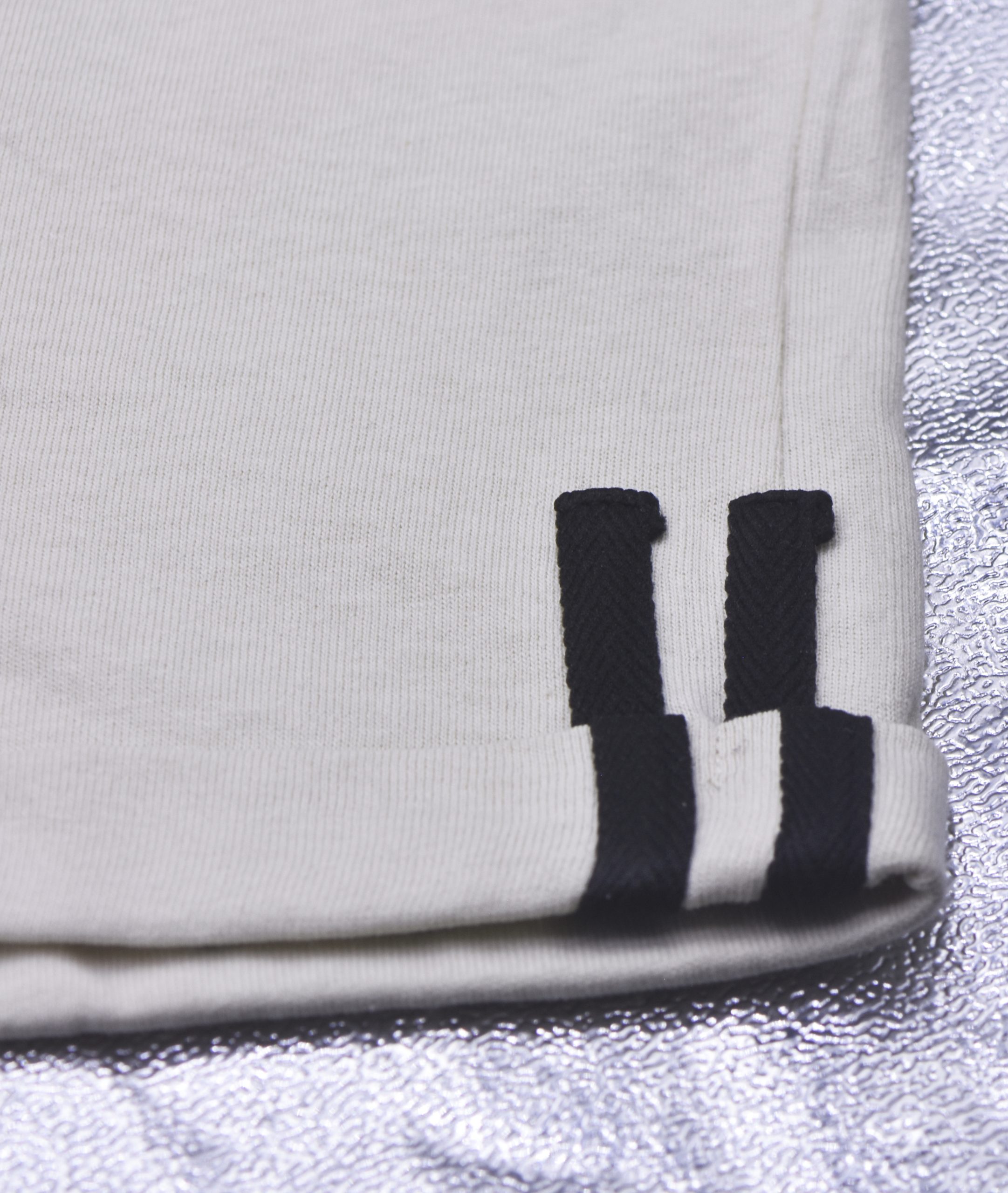SHORT BEIGE POUR GARCON AVEC 2 BANDES NOIR – Image 5