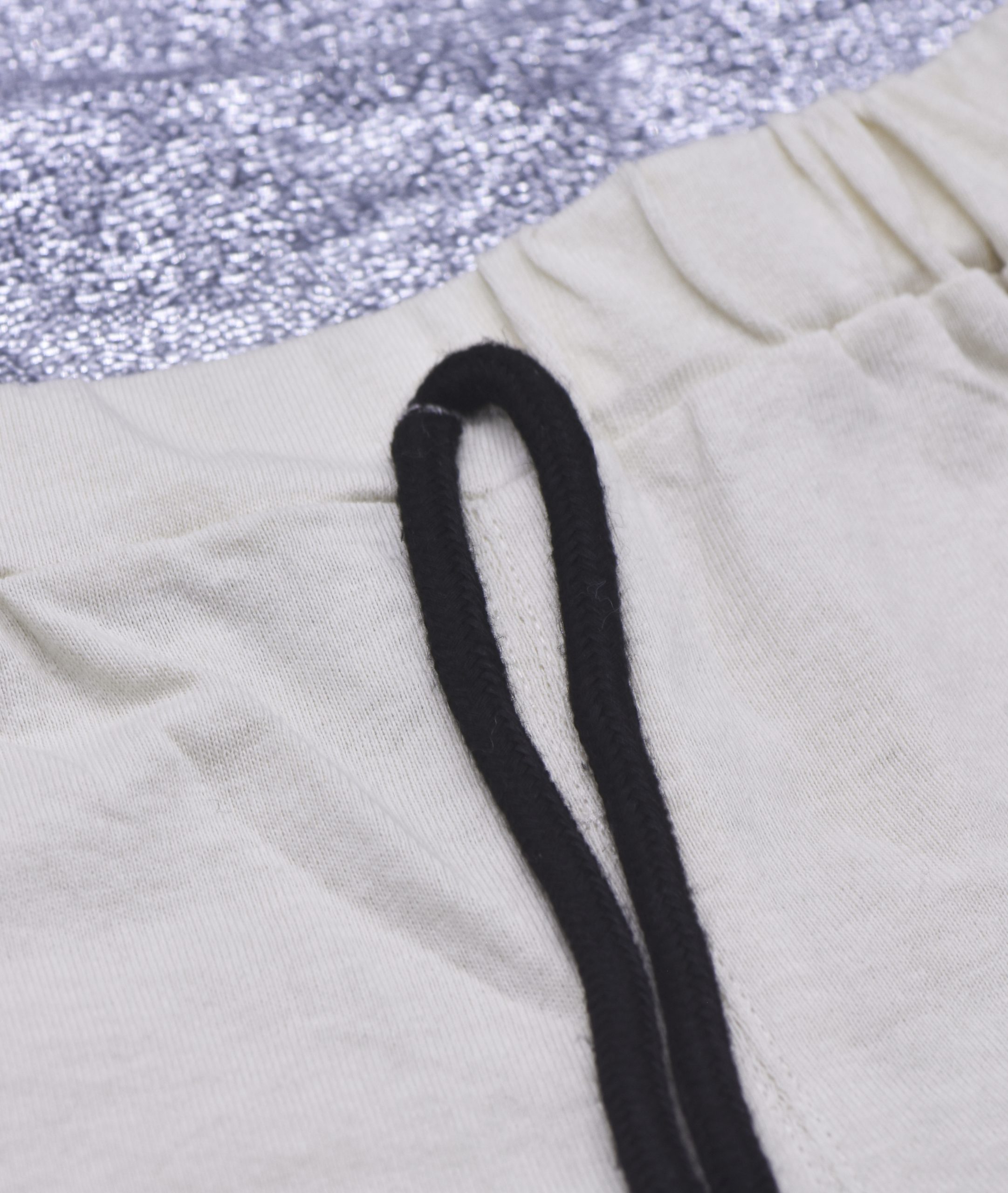 SHORT BEIGE POUR GARCON AVEC 2 BANDES NOIR – Image 4