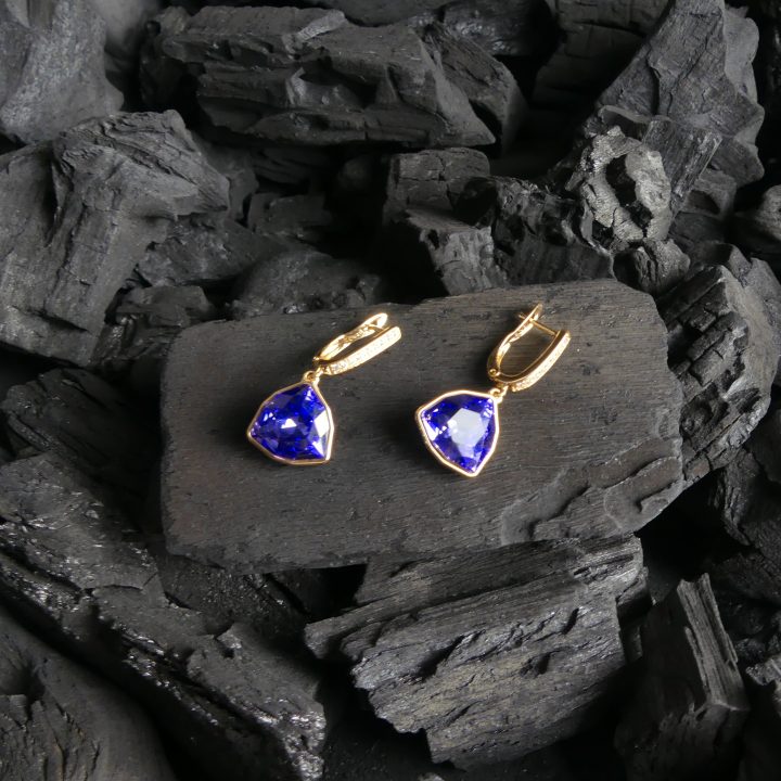 Boucles d&rsquo;oreilles grand triangle mauve
