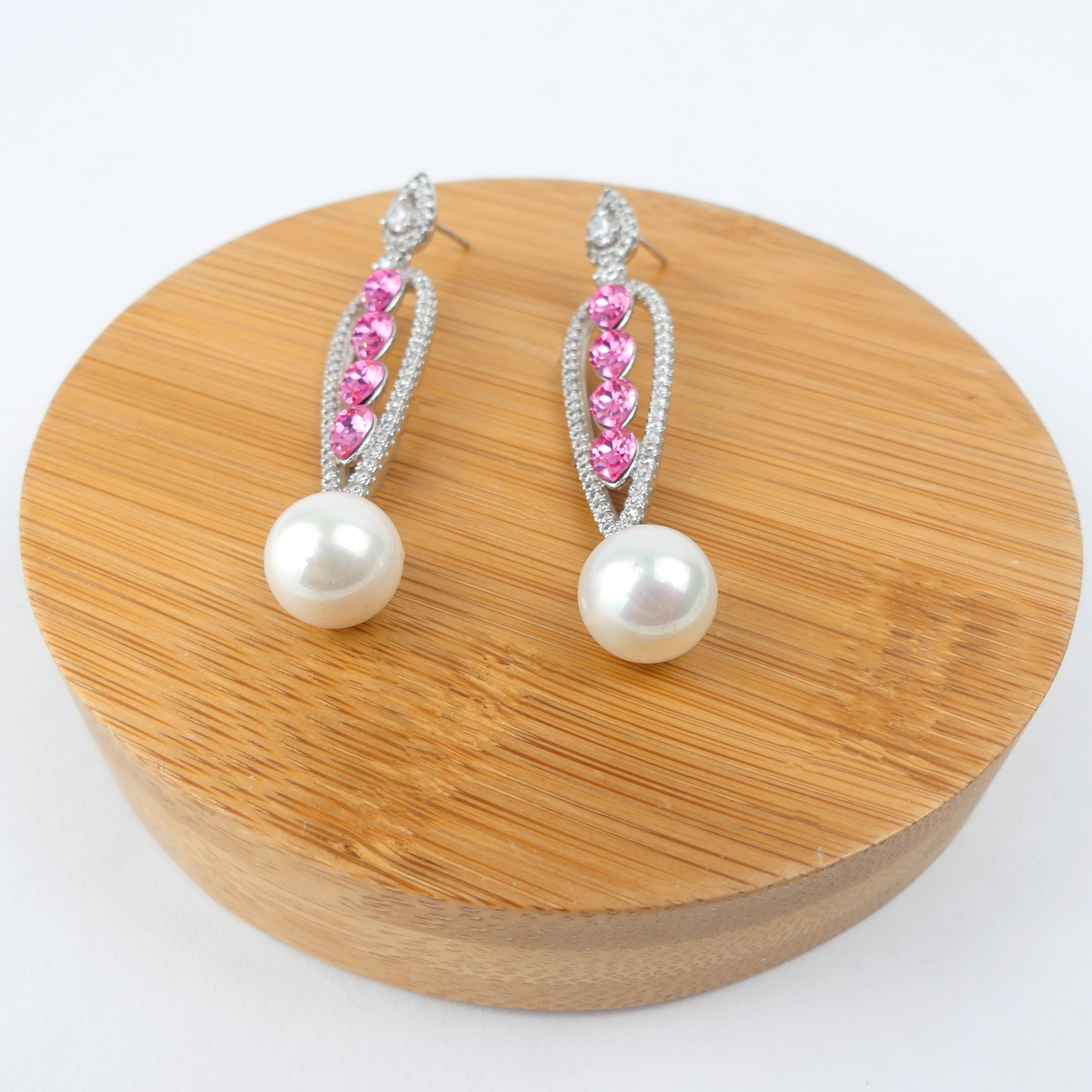 Boucles d'oreilles pendantes quatre goutte culture rose foncé – Image 2