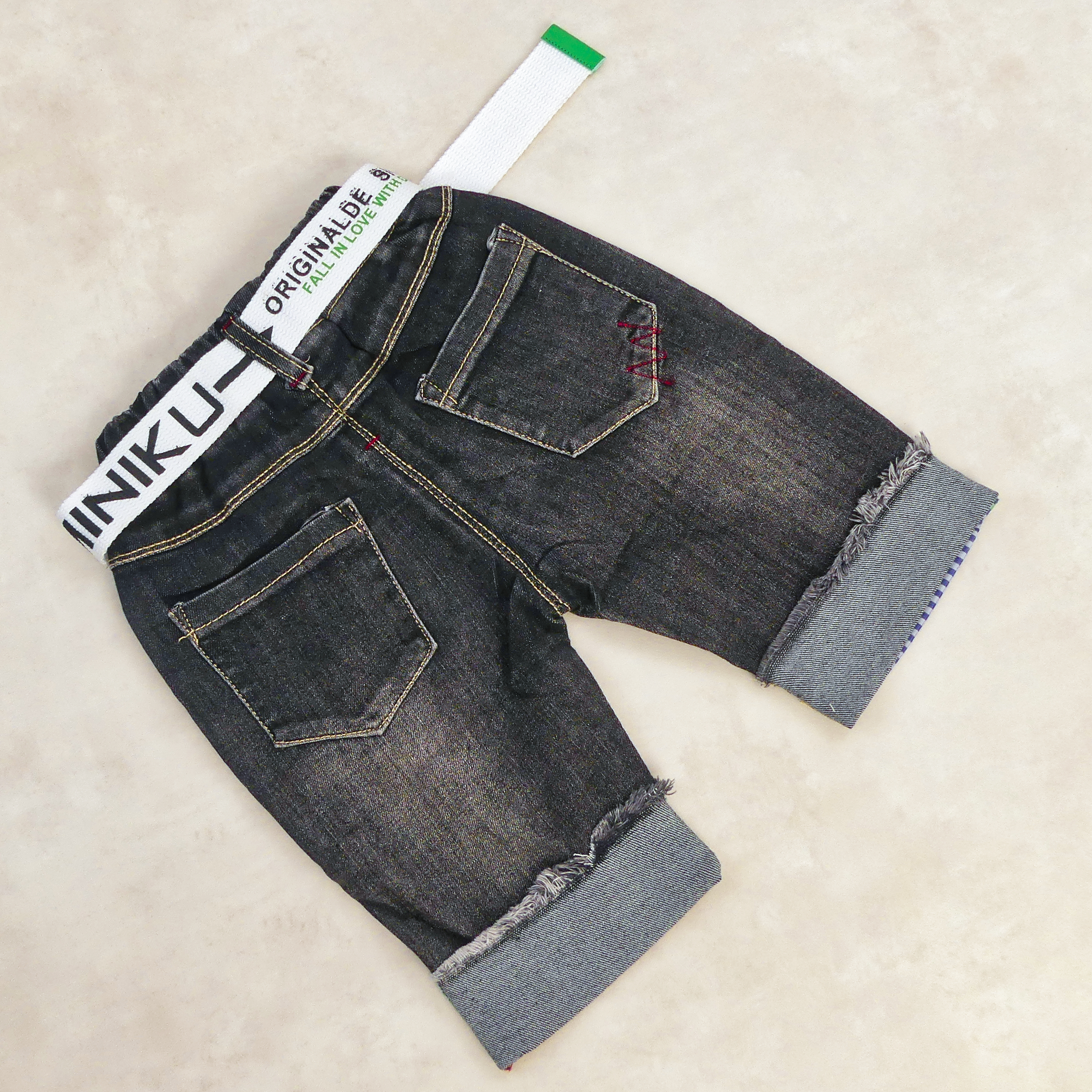 Pantacourt Jeans noir avec Bordure a carreau Bleu et rouge – Image 3