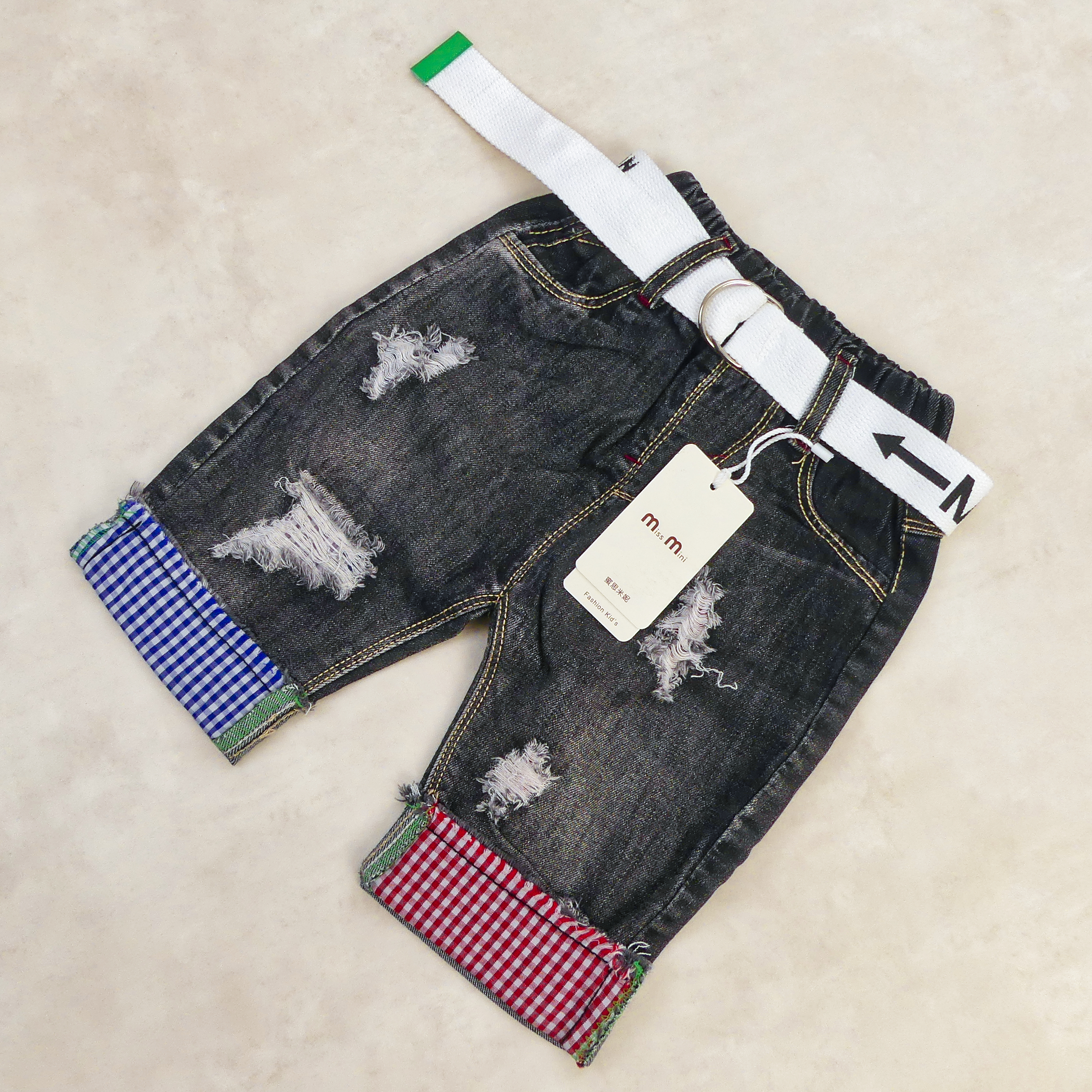 Pantacourt Jeans noir avec Bordure a carreau Bleu et rouge – Image 2