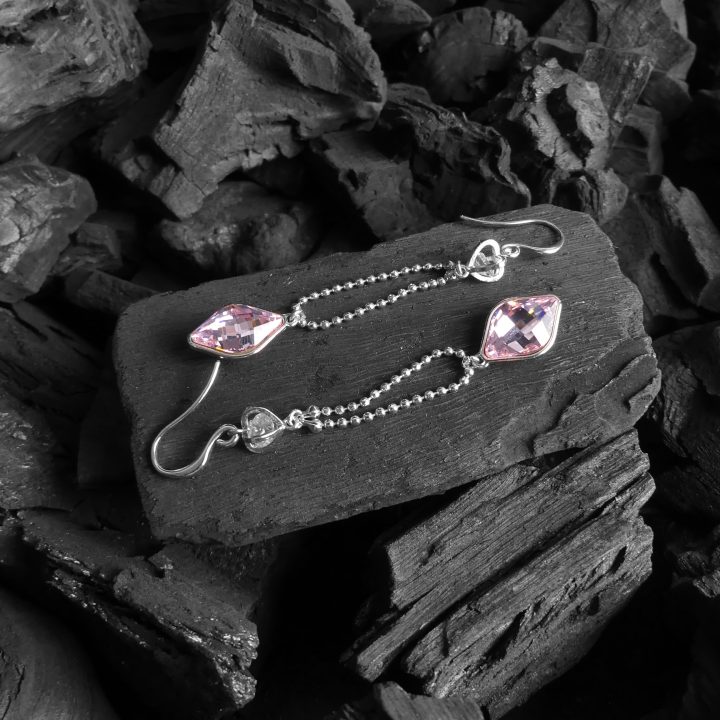 Boucles d&rsquo;oreilles pendantes carré rose clair